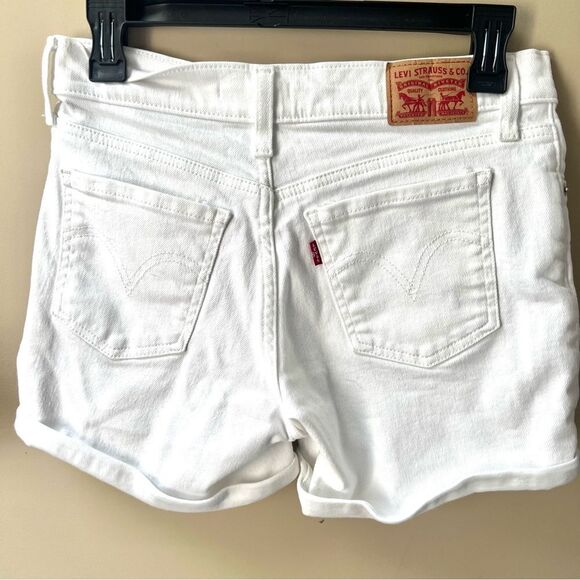 Levi’s mid length white jean shorts.  Size 26( 2) - Picture 4 of 6